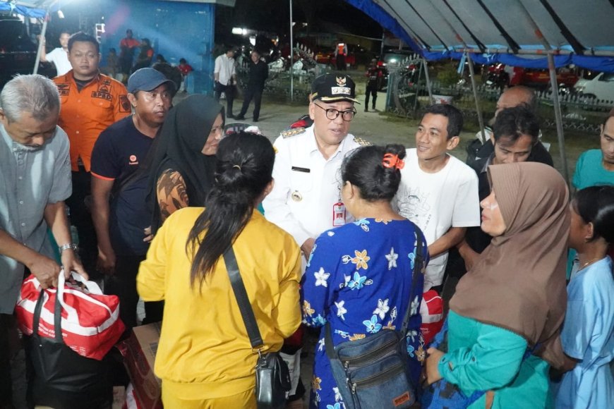 Sebanyak 20 KK Korban Kebakaran Pasar Petung Terima Bantuan Sosial Dari Pj. Bupati Makmur Marbun