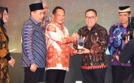 Makmur Marbun Raih Penghargaan Kesejahteraan Rakyat Kategori Fiskal Rendah di Malam Apresiasi Kinerja Penjabat Kepala Daerah 2024
