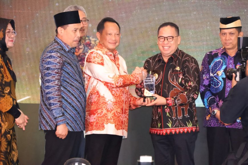 Makmur Marbun Raih Penghargaan Kesejahteraan Rakyat Kategori Fiskal Rendah di Malam Apresiasi Kinerja Penjabat Kepala Daerah 2024