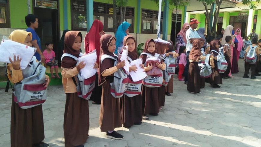 Disdikpora PPU Fokus Dukung Pendidikan Anak Miskin, Bagikan Seragam Gratis dan Siapkan Rekomendasi Beasiswa