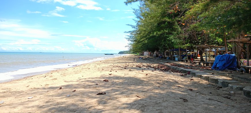 Geliat UMKM di Pantai Tanjung Jumlai: Di Balik Ramainya Wisata, Ada Ketimpangan yang Terabaikan