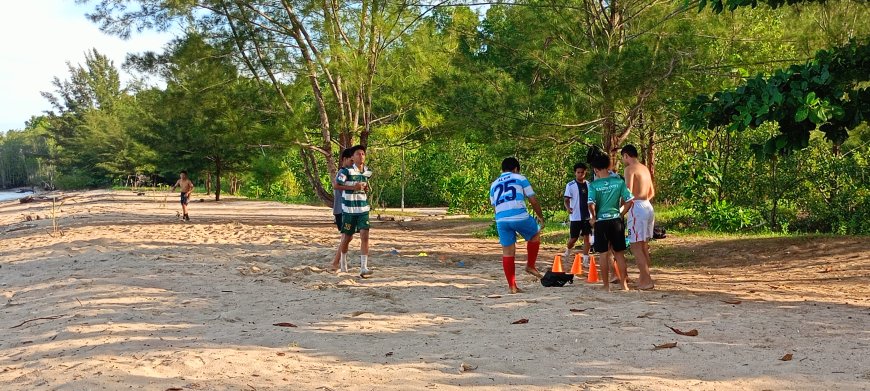 Sore di Pantai Nipa-Nipa, Anak Muda Berlari Kencang di Pasir, Bukan Lagi Main Ombak!