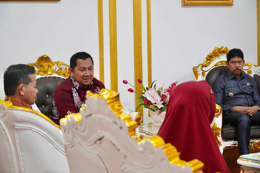 Bupati Penajam Paser Utara Serahkan Santunan Jaminan Kecelakaan Kerja untuk Korban KMP Muchlisa