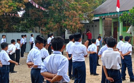 Pesantren Darul Ishlah Gelar Upacara HUT ke-80 RI di Tengah Hujan Deras