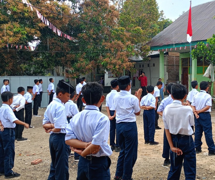 Pesantren Darul Ishlah Gelar Upacara HUT ke-80 RI di Tengah Hujan Deras