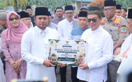 Rudy Mas’ud Serahkan Sapi Kurban Presiden, Ribuan Warga Padati Islamic Center