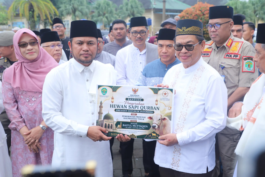 Rudy Mas’ud Serahkan Sapi Kurban Presiden, Ribuan Warga Padati Islamic Center